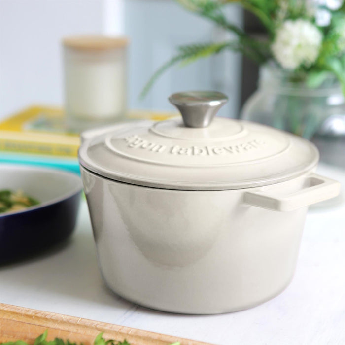 2.8L Pebble Gloss Round Cast Iron Casserole Dish